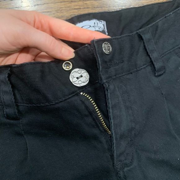 Like new Oakley Women’s Black Shorts Size 0 - Picture 2 of 7